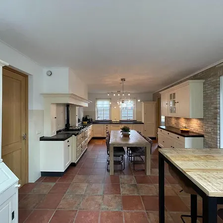 Ferienhaus Spacious Country Retreat Den Burg