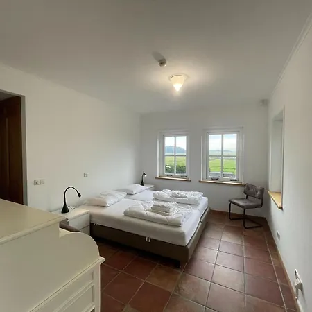 Spacious Country Retreat Ferienhaus